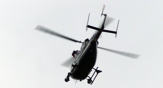 Bild: Hubschrauber scannt das Evakuierungsgebiet
