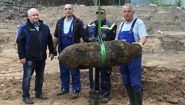 Bild: Das Team der Firma Tauber mit der 250 kg-Bombe