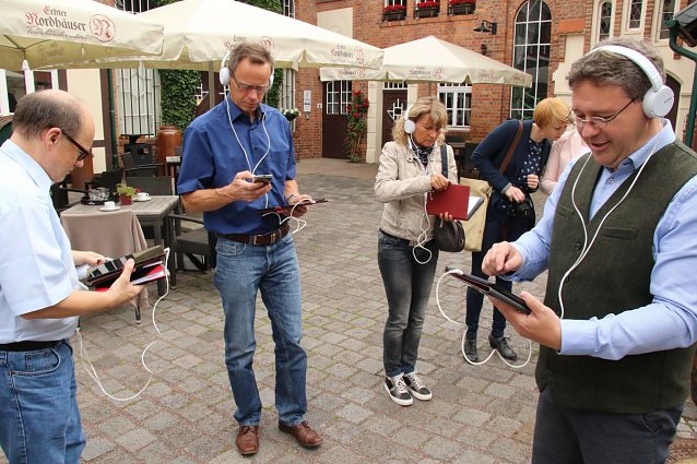 Bild: Museumsleiter Thomas M&uuml;ller (rechts) erkl&auml;rte das neue Multimedia-Angebot. Insgesamt stehen 15 Ger&auml;te zur Verf&uuml;gung