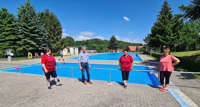 Bild: Zum Bild von links: Heike Becker (Badehaus Nordhausen), Andreas Gerbothe, Doreen Friese (Badehaus Nordhausen) und Anke Stange (Gemeinde Hohenstein).