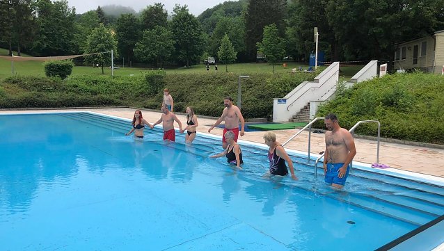 Bild: Anbaden mit B&uuml;rgermeister. Frank Rostek in der Mitte mit roten Badehose.