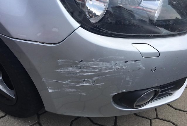 Bild: Unfallwagen mit Besch&auml;digung