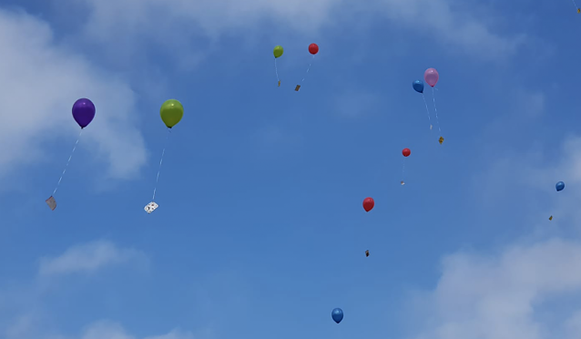 Bild: Luftballonw&uuml;nsche am letzten Schultag 