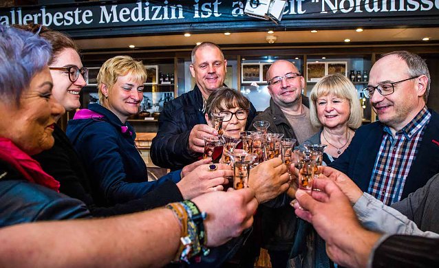 Bild: In der historischen Branntwein-Niederlage wird angesto&szlig;en.