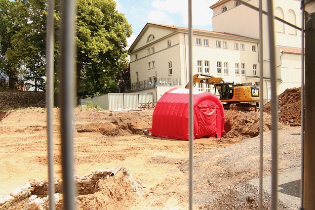 Bild: &Uuml;ber dem Fundort der Bombe wurde ein Zelt aufgestellt
