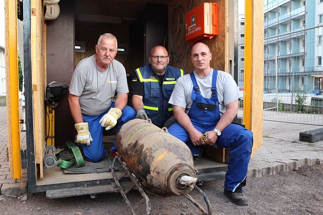 Bild: "Wir sind ein eingespieltes Team" - die Mitarbeiter der Firma Tauber Delaborierung mit der entsch&auml;rften Bombe