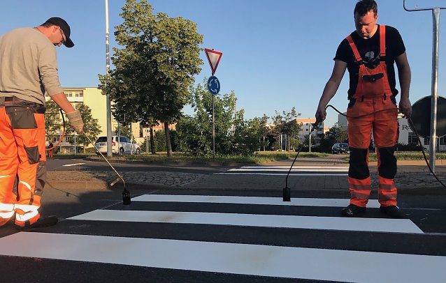 Bild: Besch&auml;ftigte der Firma TSI-Th&uuml;ringer Stra&szlig;enwartungs- und Instandhaltungs GmbH am Kreisel in NDH-Nord