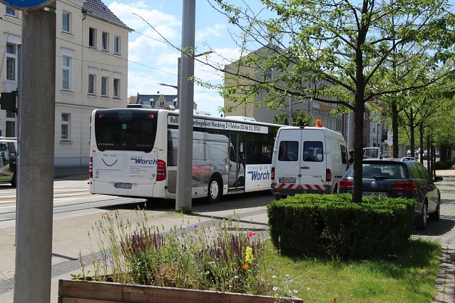 Bild: Der Bus blockierte die Gleise der Stra&szlig;enbahnlinien