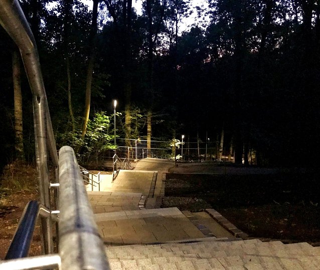 Bild: Die neue Gehegetreppe bei Nacht