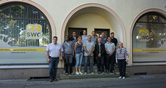 Bild: Das Team der SWG Objektmanagement GmbH  vor der neuen Gesch&auml;ftsstelle in der Geseniusstra&szlig;e. Die Gesch&auml;ftsf&uuml;hrung der Tochtergesellschaft teilen sich SWG-Chefin Inge Klaan und Stefan Klaube. 
