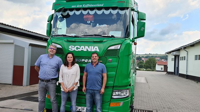 Bild: v.l.n.r: Sebastian F&ouml;rster (Gesch&auml;ftsf&uuml;hrer), Stefanie F&ouml;rster (Gesch&auml;ftsf&uuml;hrerin), Andreas Raab (Fuhrparkleiter)