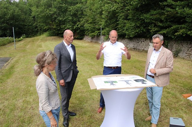 Bild: v.l.: Landtagspr&auml;sidentin Birgit Keller, Minister Wolfgang Tiefensee, Landrat Matthias Jendricke und Gunnar Reuter, Chef der Service-Gesellschaft