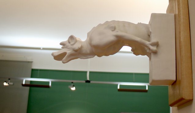 Bild: Ein Gargoyle (Wasserspeier) empf&auml;ngt die Besucher am Ausstellungsraum mit den mythologischen Darstellungen