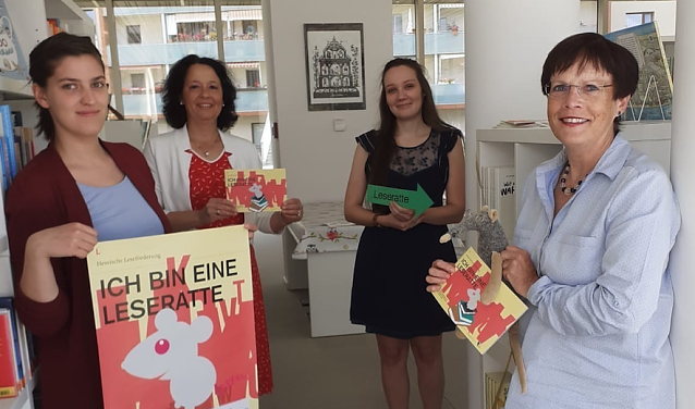 Bild:  v.l.: Alexa Henze (Kinderbibliothek), Vera Angelstein (Kreissparkasse), Susanne Aschoff (Leiterin Kinderbibliothek), Hildegard Seidel (Leiterin Stadtbibliothek)
