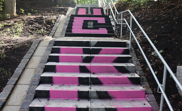 Bild:  Vandalismus an neuer Gehegetreppe