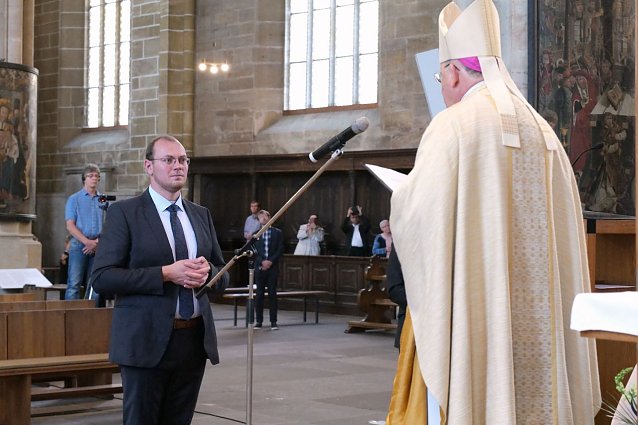 Bild: Bischof Ulrich Neymeyr sendet Thomas Rhode