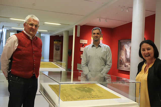 Bild: Kleine Fahne 1763: Andreas Lesser, Oberb&uuml;rgermeister Kai Buchmann, Susanne Hinsching, Museumsleiterin