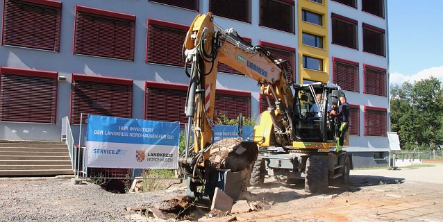 Bild: Spatenstich mit Bagger: Landrat Matthias Jendricke l&auml;utete gestern Nachmittag den letzten Bauabschnitt am Schulhof der Ellricher Oberschule ein