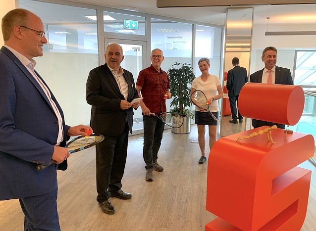 Bild: Landrat Matthias Jendricke, sein ehrenamtlicher Sportkoordinator Werner H&uuml;tcher, Martin R&auml;cke, Dr. Barbara Haupt und Sparkassenvorstand Wolfgang Asche (v.l.n.r.) beim Fachsimpeln (mit geb&uuml;hrendem Abstand) 