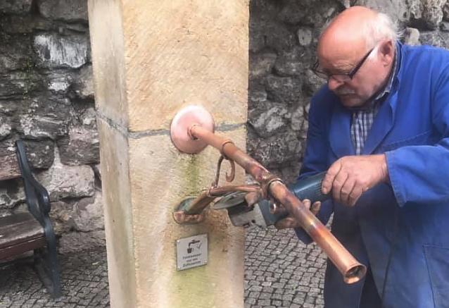 Bild: Schmiedemeister Herbert Th&uuml;ne reparierte heute den Bauernbrunnen in der Altstadt