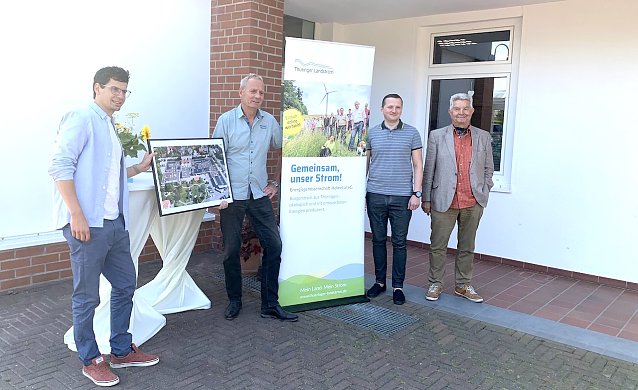 Bild: Sebastian Kupfer (Gesch&auml;ftsf&uuml;hrer Intrasol GmbH), J&uuml;rgen Weidt (Aufsichtsrat Energiegenossenschaft Helmetal), Christian V&ouml;lkel (Prokurist und Verwaltungsleiter Nordth&uuml;ringer Lebenshilfe) und Claus M&uuml;ller (Vorstand EG Helmetal) bei der offiziellen Inbetriebnahme  (v.l.n.r.)
