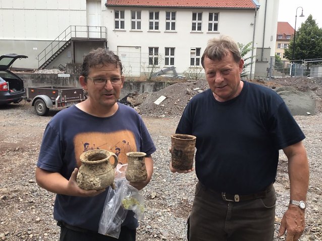 Bild: Arch&auml;ologe Andreas Egold (links) und sein Kollege Peter Franke mit einigen der gut erhaltenen Keramikfunde aus dem mutma&szlig;lichen "T&ouml;pferbrunnen"