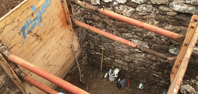 Bild: Hinter dem Theater fanden Arch&auml;ologen j&uuml;ngst einen mehrere Meter tiefen Schacht. Handelt es sich um den alten T&ouml;pferbrunnen?