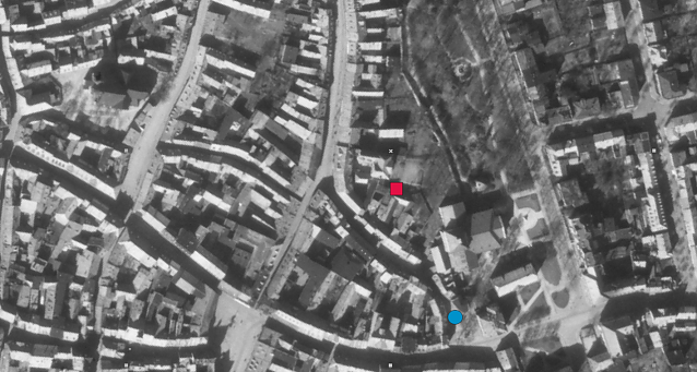 Bild: Luftbild von 1945: rot der aktuelle Fundort, blau der vermutete Standort des Brunnens