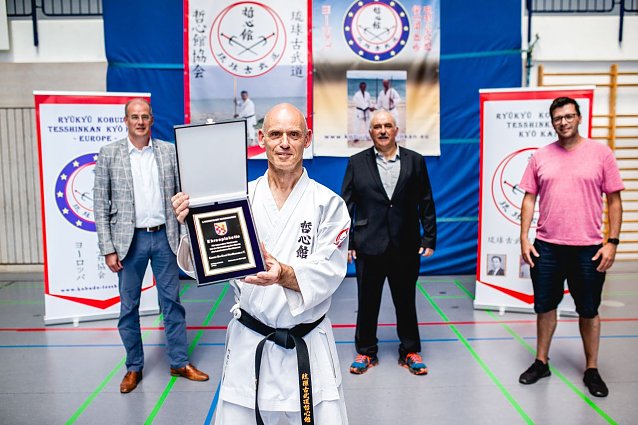 Bild: v.l.n.r. Landrat Matthias Jendricke, Frank Pelny (Karate Do � Kwai e.V.), Werner H&uuml;tcher (Kreissportkoordinator), Patrick B&ouml;rsch (Vereinsberater des KSB)