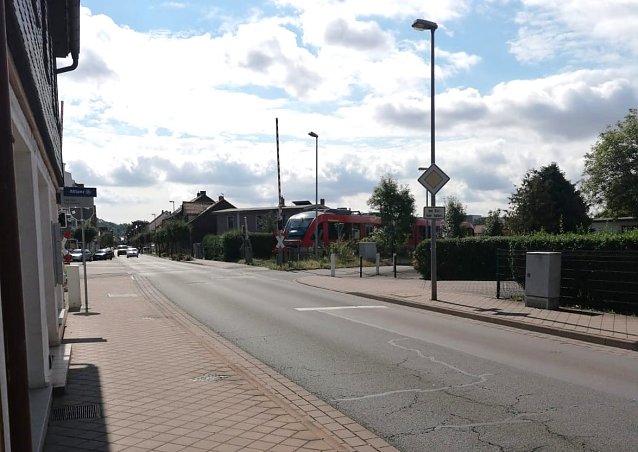 Bild: Links die Autos, rechts der Zug