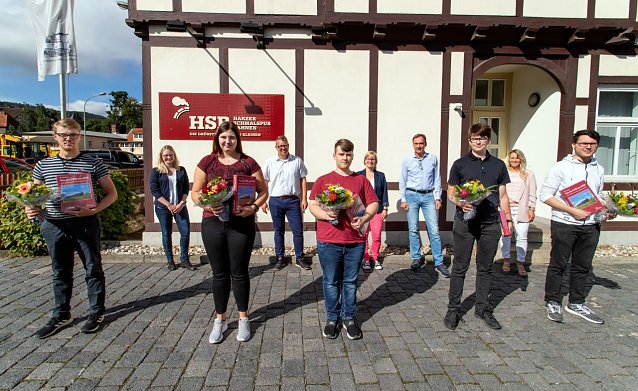 Bild: Start ins Berufsleben bei den Harzer Schmalspurbahnen (v.l.n.r.): Hendrik Werner Gra&szlig;may, Sabine K&ouml;hler (Technische Leiterin HSB), Vanessa Kr&uuml;ger, Norman Wolf (Ausbilder HSB), Till Sammarra, Maria Treziak (Ausbilderin HSB), Christian Klamt (Kaufm&auml;nnischer Leiter HSB), Philipp Hoffmann, Anne Walther (Personalleiterin HSB) und Niklas R&uuml;hl