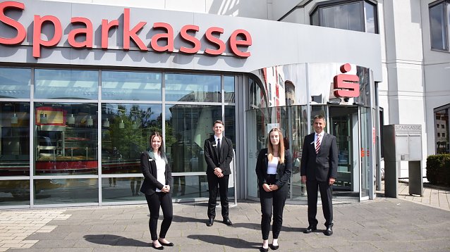 Bild: (vordere Reihe v.l.n.r.): Auszubildende Anastasia Ahromov und Auszubildende Joelina Kreitmeyer (hintere Reihe v.l. n. r.): Auszubildender Nick Jobs und Vorstandsvorsitzender Wolfgang Asche