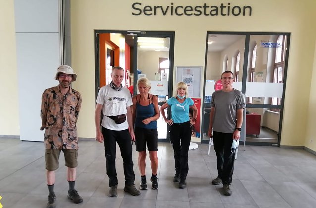 Bild: Am gro&szlig;en Ziel angekommen: Bahnhof Eisleben (v.l.n.r.: Chrsitian Richter (136 km), Andreas Golm (100 km), Elke &Ouml;ffner (147 km), Petra Formacon (136 km) und Lutz Hollerbuhl (147 km). Nicole Korleck und Bodo Schwarzberg hatten von Seesen nach Stra&szlig;berg 98 km erwandert. 