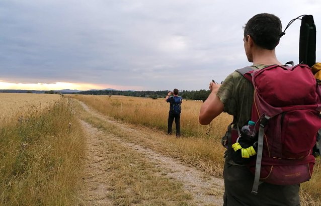 Bild: Dort waren wir vor 10 Stunden: Blick zur&uuml;ck nach ca. 82 km auf den Brocken in der N&auml;he von Stiege am Abend des 1. August. 