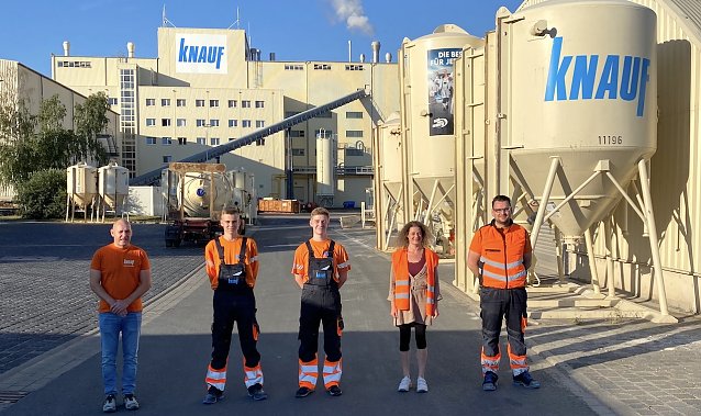 Bild: Von links: Martin Engelke Stellvertretender Produktionsleiter Knauf Integral KG + Ausbilder f&uuml;r Verfahrensmechanik, Karl Fl&uuml;gel, Jannik Siewert, Peggy K&ouml;hler Laborantin und Ausbilderin f&uuml;r Chemielaboranten sowie  Christian Pappenberg, Stellvertretende Laborleitung und Ausbilder f&uuml;r Chemielaboranten