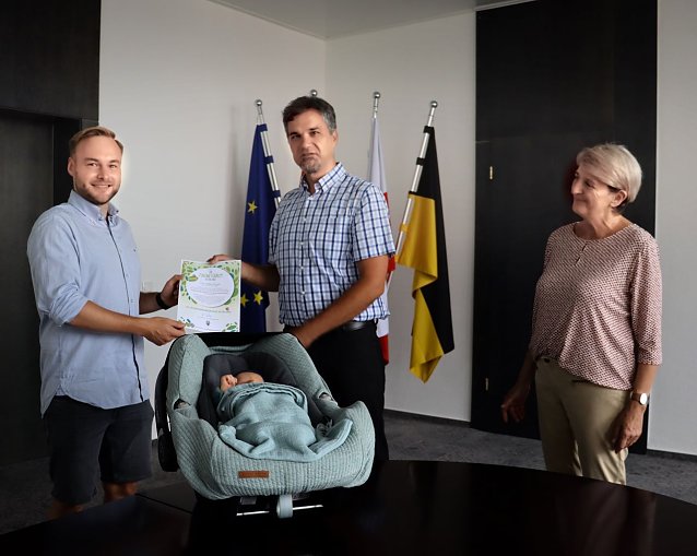 Bild:  &Uuml;bergabe der ersten Urkunde Zukunftsbaum. Im Vordergrund Kurt William Kunde (Babyschale). Stehend v.l.n.r.: Johannes Dorn (Vater von Kurt William), Oberb&uuml;rgermeister Kai Buchmann, Christine Heidel, Leiterin Standesamt Nordhausen. 