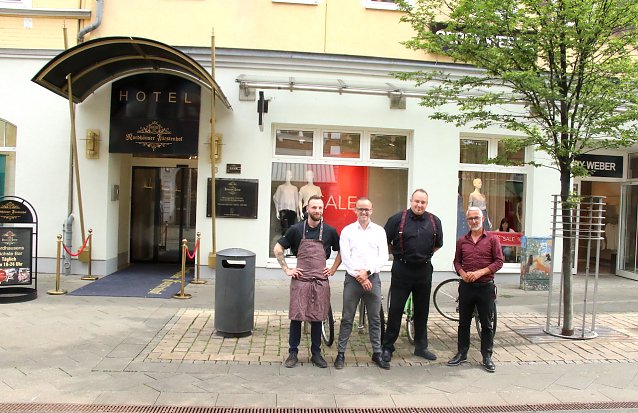 Bild: Die vier Hotel-Musiketiere: Koch Kusy, Hotelleiter R&ouml;diger, Barmann Stroisch und Besitzer Heck