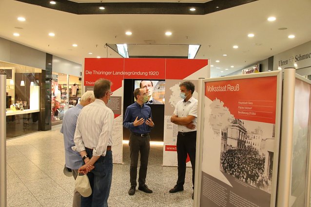 Bild: Stephan Z&auml;nker und Oberb&uuml;rgermeister Kai Buchmann bei der Er&ouml;ffnung der Ausstellung in der S&uuml;dharz-Galerie