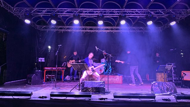 Bild: Franz Karafka im Konzert. Hier im letzten Herbst vor dem Theater