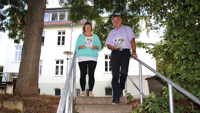Bild: Kornelia H&ouml;kelmann und Gerhard T&ouml;lle stellen das neue Programmheft vor