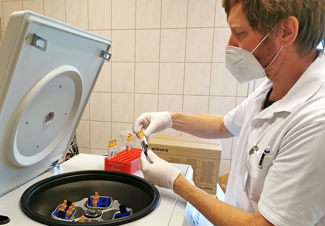 Bild: Ein zehnk&ouml;pfiges Team um Prof. Mathias Pletz vom UKJ besuchte Mitte Mai den Ort Neustadt und nahm bei vielen B&uuml;rgern Blut- und Rachenwasserproben.