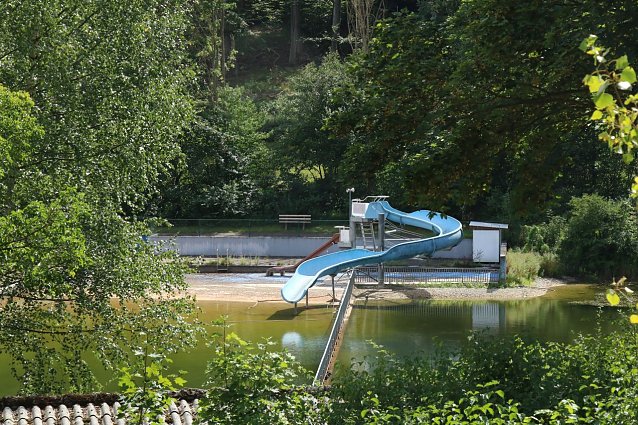 Bild: Der Badespa&szlig; ist im Teichtal schon lange aus, das Naturbad f&uuml;hrt nicht mehr genug Wasser