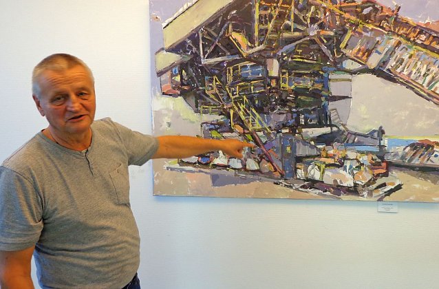 Bild: K&uuml;nstler Peter Gen&szlig;ler vor seinem Werk