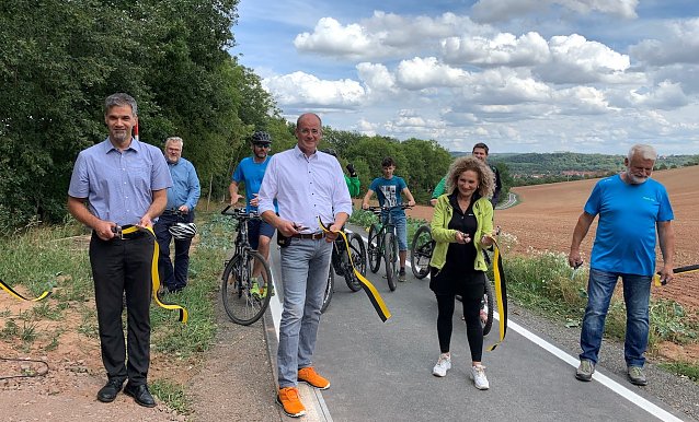 Bild: Geballte Politprominenz durchschnitt in Herreden das Band