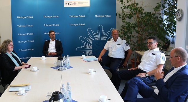 Bild: Auch der Nordh&auml;user Polizeiinspektion statte der Innenstaatssekret&auml;r Udo G&ouml;tze (2.v.l.) einen Besuch ab 