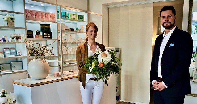 Bild: Pascal Wetzler begr&uuml;&szlig;te die neue Mieterin Sybille Keiser in ihrem Salon in der Kranichstra&szlig;e in Nordhausen. 