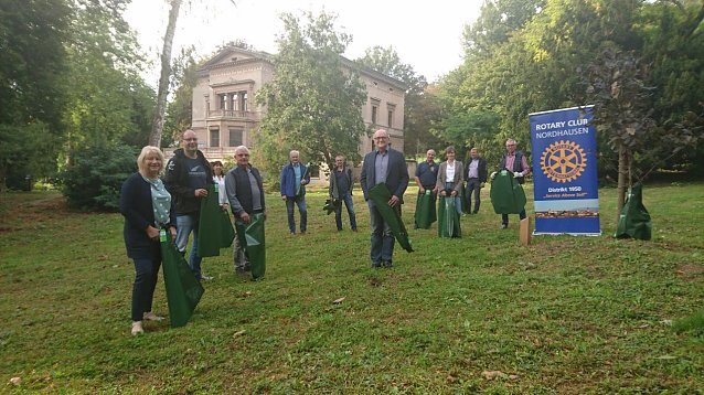 Bild: Die ersten Gie&szlig;s&auml;cke brachte man gestern mit der Unterst&uuml;tzung des Rotary Clubs vor allem zur Probe auf die Sache an. Wenn im Fr&uuml;hjahr der Rest folgen soll, wollen auch die Rotarier wieder mit anpacken