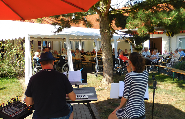 Bild: Unterhaltung auf dem Sommerfest