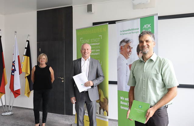 Bild: Frau Bettina Broszat (Personalrat), Herr Klaus-Ulrich Dennin (Leiter Gesundheitscenter AOK PLUS) und Herr Kai Buchmann (Oberb&uuml;rgermeister der Stadt Nordhausen)