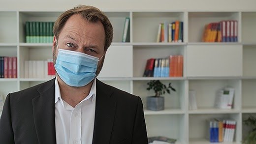 Bild: Rechtsexperte Prof. Dr. Simon A. Fischer erkl&auml;rt, ob und welche Ma&szlig;nahmen der Corona-Pandemie legal sind.